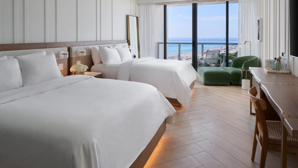 wh-miaws-queen-queen-studio-38965_Wide-Hor